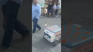 Робот-курьер быстро едет через толпу / Robot courier / ロボットの宅配便が人混みの中を高速で走る#shorts