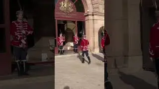 Почетный караул в Софии перед резиденцией президента Болгарии