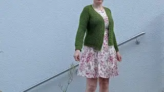 Маленький зеленый кардиганчик полупатентной резинкой. 