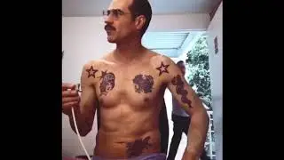 El juez Solares oculta sus tatuajes