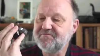 Fed gammel bjørn spiser hjemmelavet flødeboller