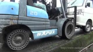 軽トラ脱輪！フォークリフト　オアシス号で救出しました。
