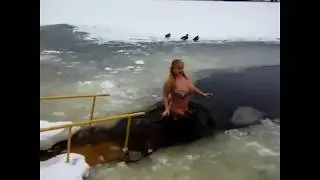 Девушка с большими сиськами купается в проруби