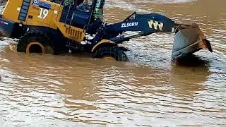 погрузчик застрял в отстойнике
