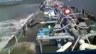 binnenvaarttanker op zee