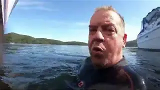 Катер обросший ракушкой,  чистим корпус.