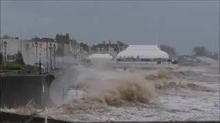 Burnham-On-Sea seafront hit by big waves (Burnham-On-Sea.com)