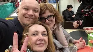Девочки, устрицы и вино на рынке.