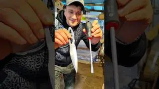 Throwing axes and throwing knives from below