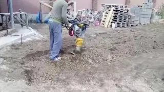 Демонстрация работы вибротрамбовки (строительство банного комплекса в Пригородном поселке)