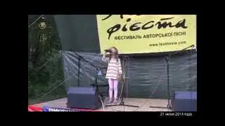 Маленькая девочка поёт песню 