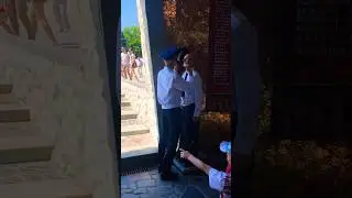 На улице более 40 градусов. Ребята стоят на посту на Мамаевом курган. 