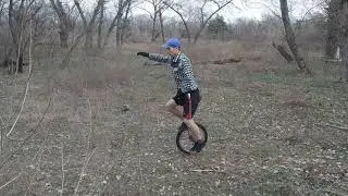 Канатоходец. Учится на уницикле.