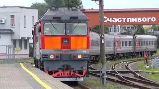 Прибытие ТЭП70-0518 с пассажирским поездом на станцию Калининград Пассажирский