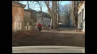Удаленный Ролик Школьник Снимав Колесо На Велосипеде И Полицейский Арестовал Школьника И Его Маму