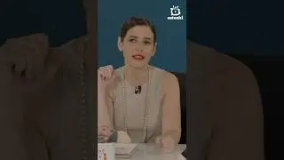 🗨️ Pelin Batu, Sokrates’in demokrasi eleştirisini dile getiriyor.