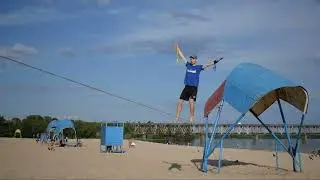 Канатоходец на пляже.