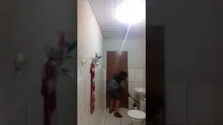 Пацан и кот против незваного гостя в ванной , крыса одержала победу.