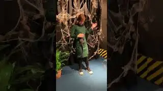 Жанна со свои поклонником на съёмке
