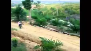 Прикольный мотоциклист !забавно ездит