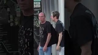 Необычный челик, красный весь… 🥵Может это серийный маньяк? Ваши предположения? 
