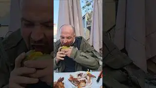 первый раз пробует манго