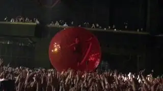 Tyler Joseph Twenty one pilot in Moscow в Шаре!!! Школьницы аж падали от счастья)))