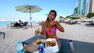 Veronica W bikini rosa comiendo