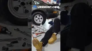 Видео похоже на мечту - чистый гараж и классический Porsche 911. Что может быть лучше? 