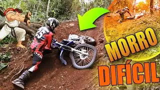 MOTO DE TRILHA SUBINDO UM MORRO BEM DIFÍCIL NO MEIO DO MATO