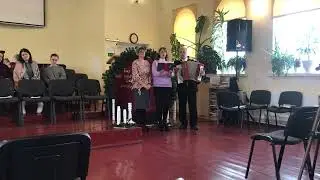 Жизни река бежит, в вечность она ведёт