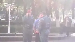 Парень избивает Беркутов.mp4