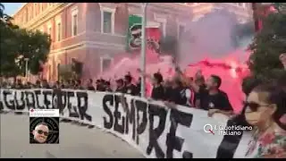 Bari, cori da stadio al funerale: l'ultimo saluto degli ultras a Leo é da pelle d'oca