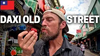 TAIWAN MARKET STREET TOUR | Exploring Daxi Old Street, Bland Beef Noodle Soup, 美味しいPeanut Desserts!
