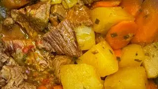Carne de panela com batata e cenoura