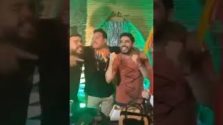 Sebastião Jr. e ex-bbb Lucas Buda brincam com Porta Estandarte Marcela Marialva
