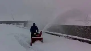 УБОРКА СНЕГА С КРЫШИ СНЕГОУБОРЩИКОМ