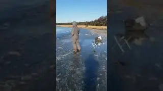 Рыбаки-экстремалы вышли на хрупкий лёд Буссе