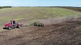 Трактор дискует поле