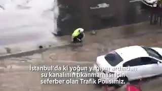 Mazgaldaki çöpleri eliyle çıkaran polis memuru sosyal medyanın gündeminde.