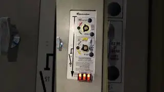 Arco elettrico in cabina elettrica di media tensione 20KV con apertura della linea di alimentazione