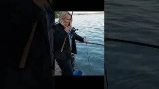 Первую рыбку на оз Сенеж поймала мама
