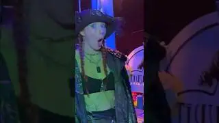 Blowing girls’ minds with #slinkytricks at a music festival 🤣