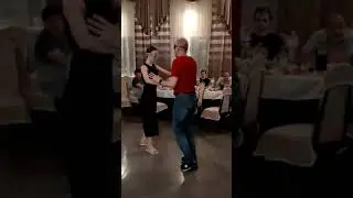 я и Аня. Бачата с завязанными глазами.