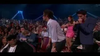 HARRY TWERKING AT THE TCA'S