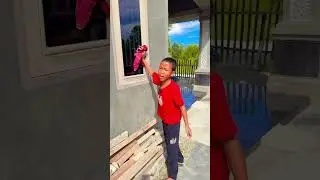 Suara kacanya aneh 😂😅