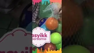 bermain bersama sama bola kecil