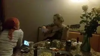Под гитару Катерина поет .Песня Новеллы Матвеевой  