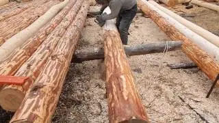 Обработка (острожка) бревна рубанком для сруба