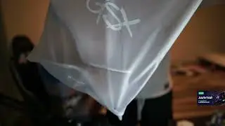 Строго носит туфли